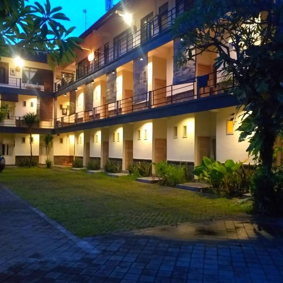 Urbanview Hotel Wayan Mansion Denpasar Exterior foto