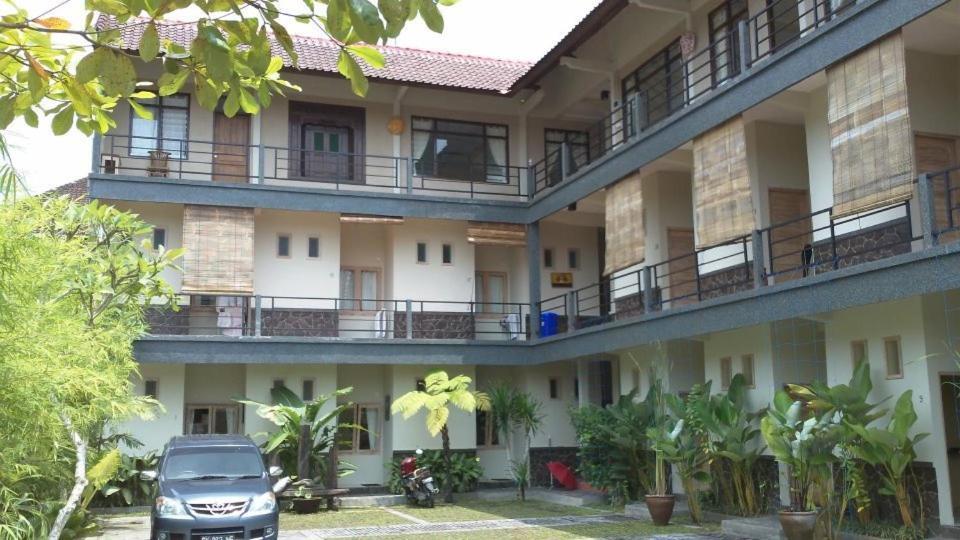 Urbanview Hotel Wayan Mansion Denpasar Exterior foto